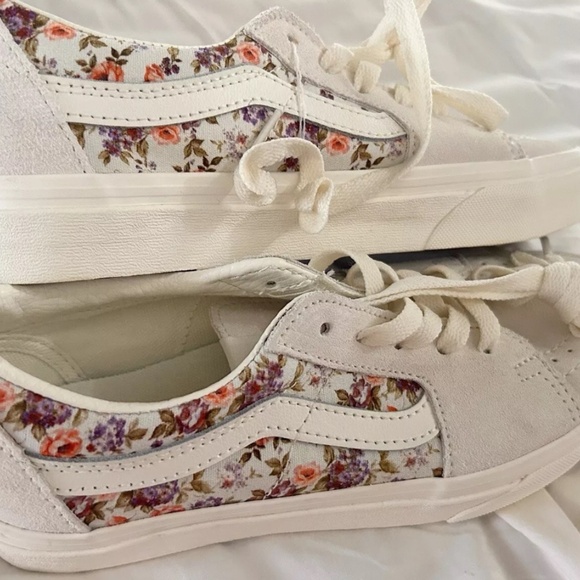 NEW Women’s Vans 6.5 White Suede Vintage Floral Marshmallow Shoes Lace Up - Picture 5 of 11